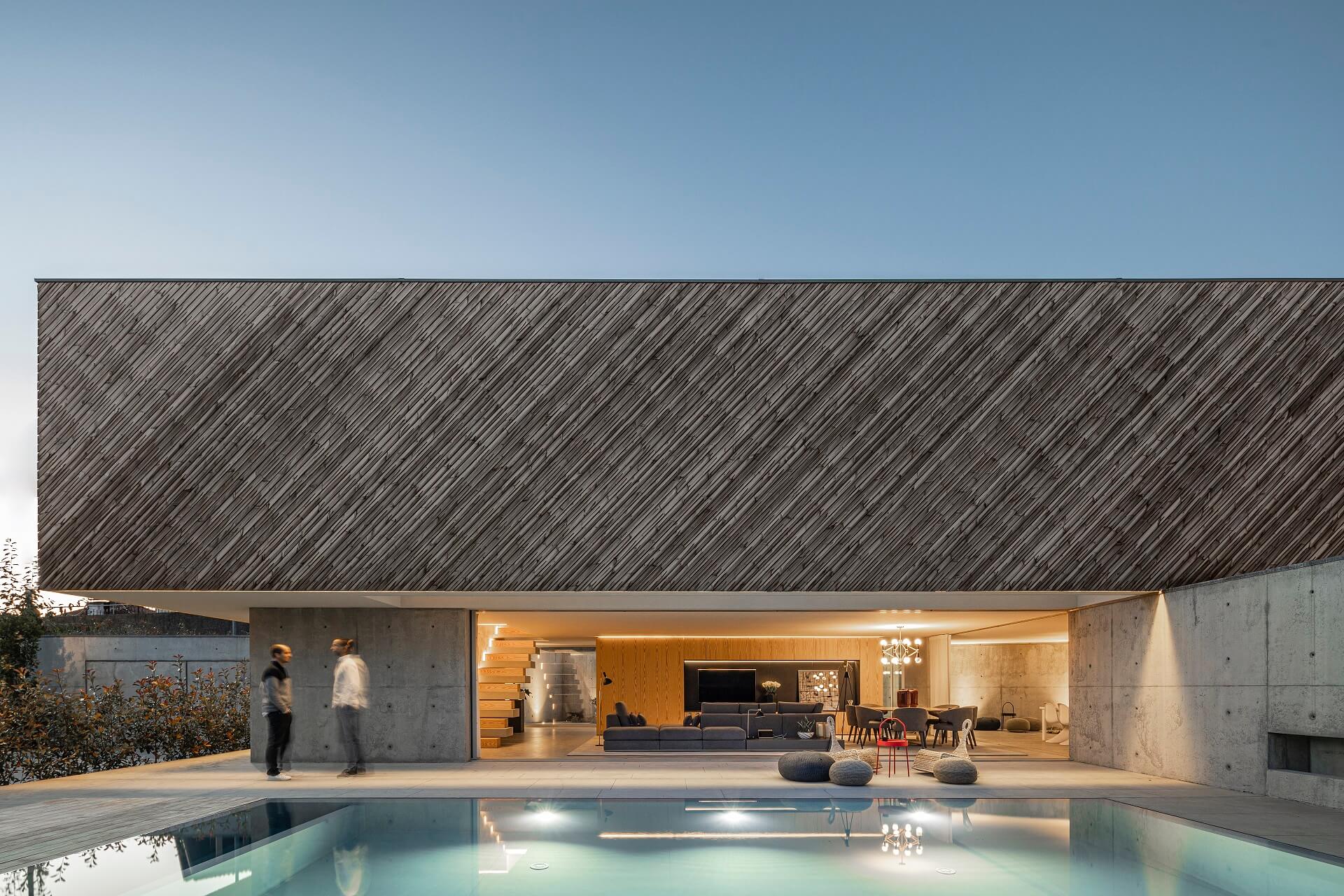 Contemporary-Villa-Lunawood-Facade-Grayed_REMA-Arquitectos-Casa-A_Portugal6